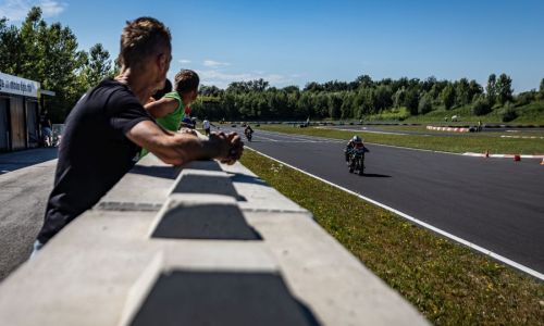 Vroča Slovenja vas pričakuje dirkače v mini cestno hitrostnem motociklizmu