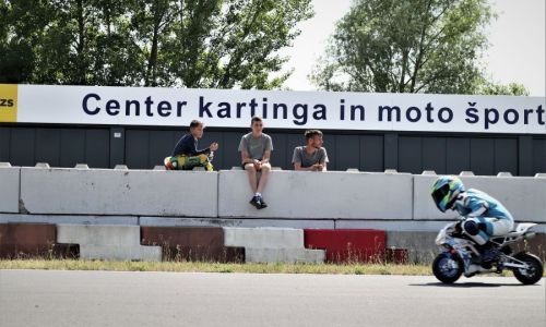 V Slovenji vasi dirkači navdušili z imenitnimi vožnjami