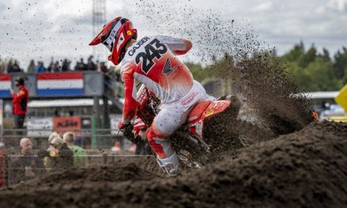 V Arnhemu Gajser četrti, Pancar poškodovan izpustil drugo vožnjo