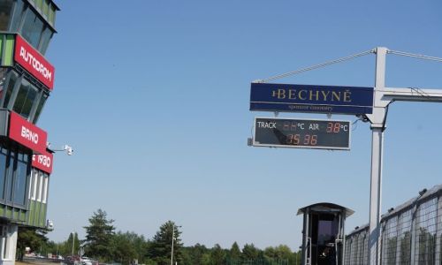 Težki in zahtevni pogoji za cestno hitrostne motociklistične dirkače v Brnu