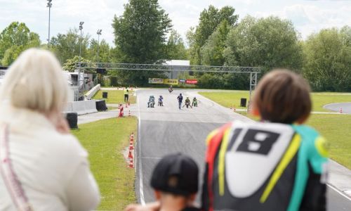 Napete dirke mini cestno hitrostnih motociklistov v Vrbini pri Krškem