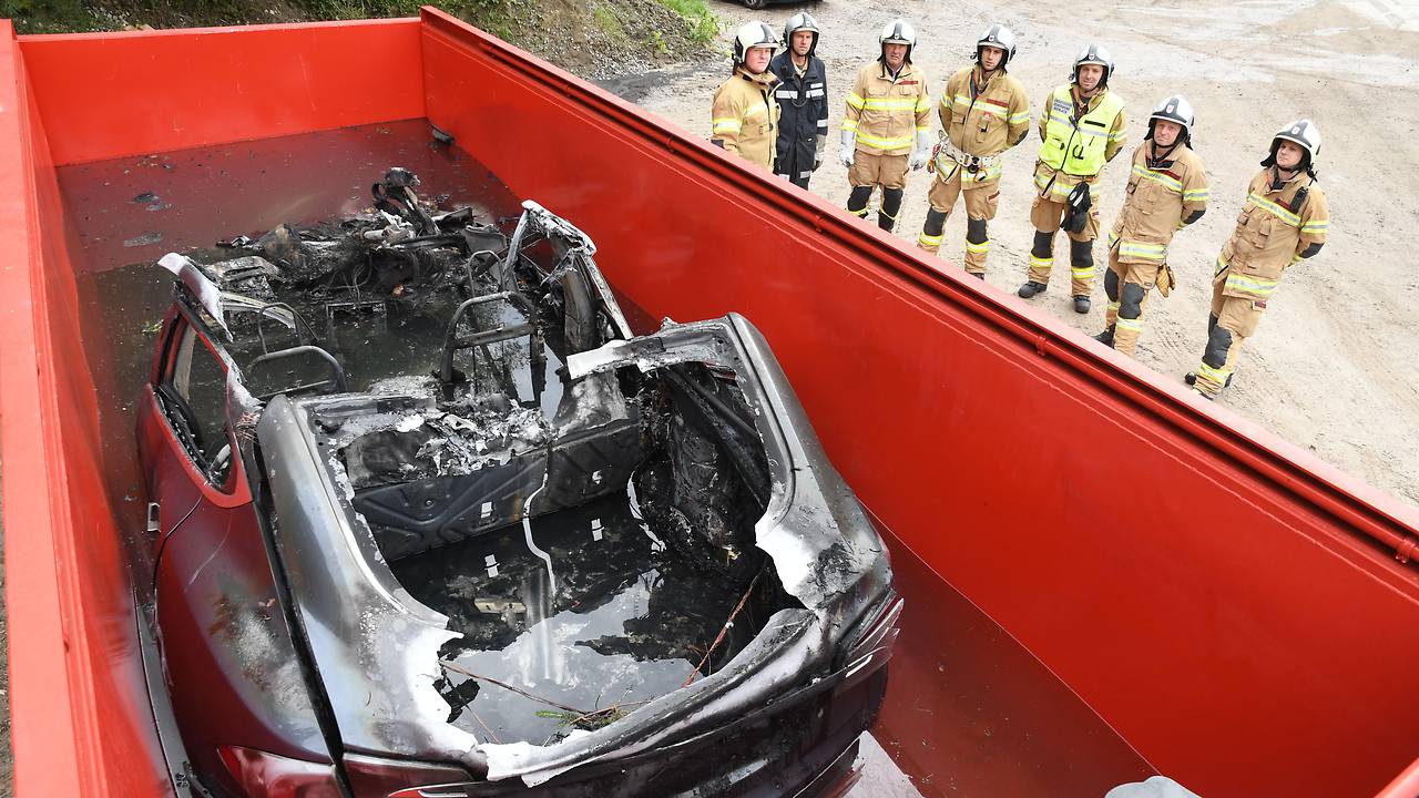 Gašenje gorečih akumulatorjev električnega avtomobila AMZS