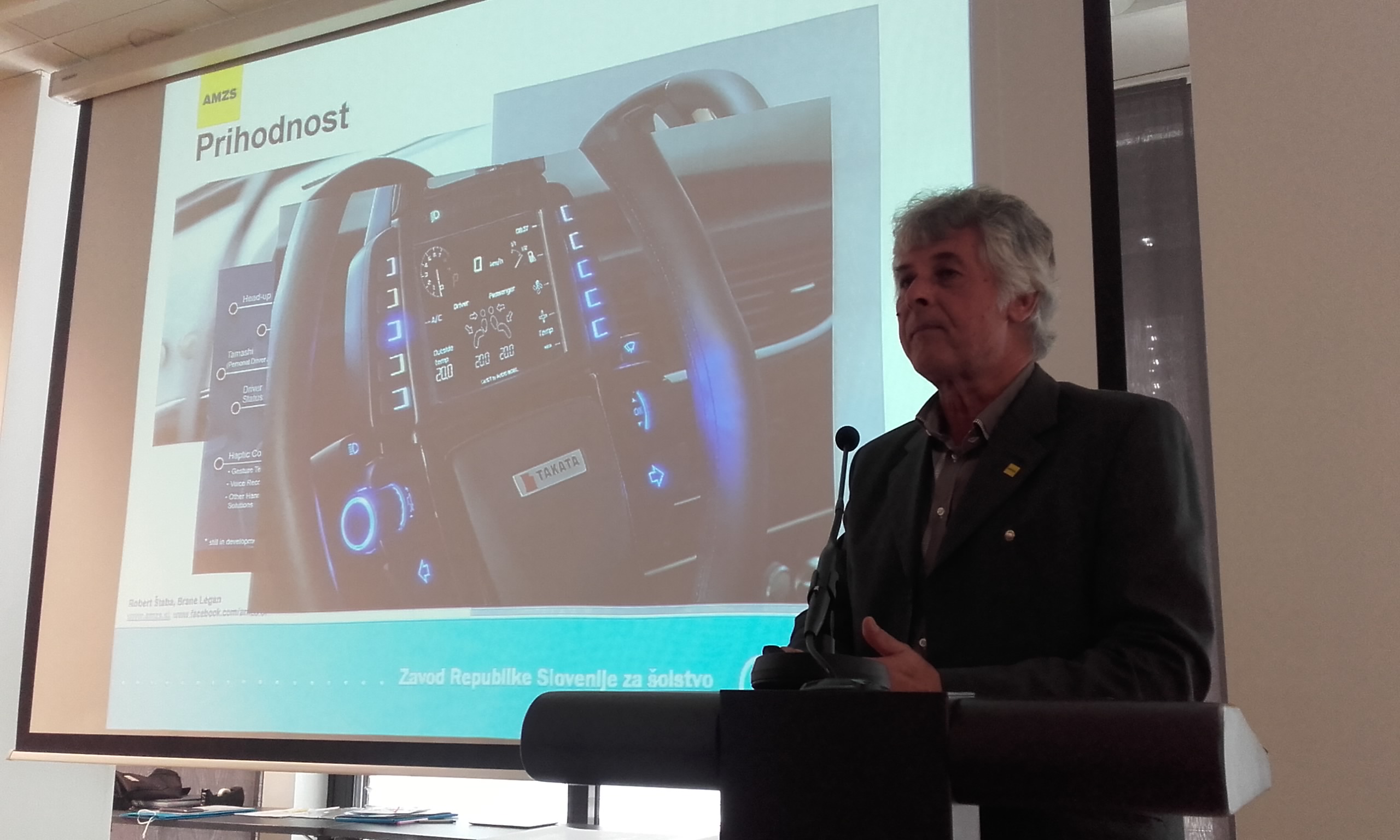 Inštruktor varne vožnje Brane Legan med predavanjem na temo novih trendov v mobilnosti.