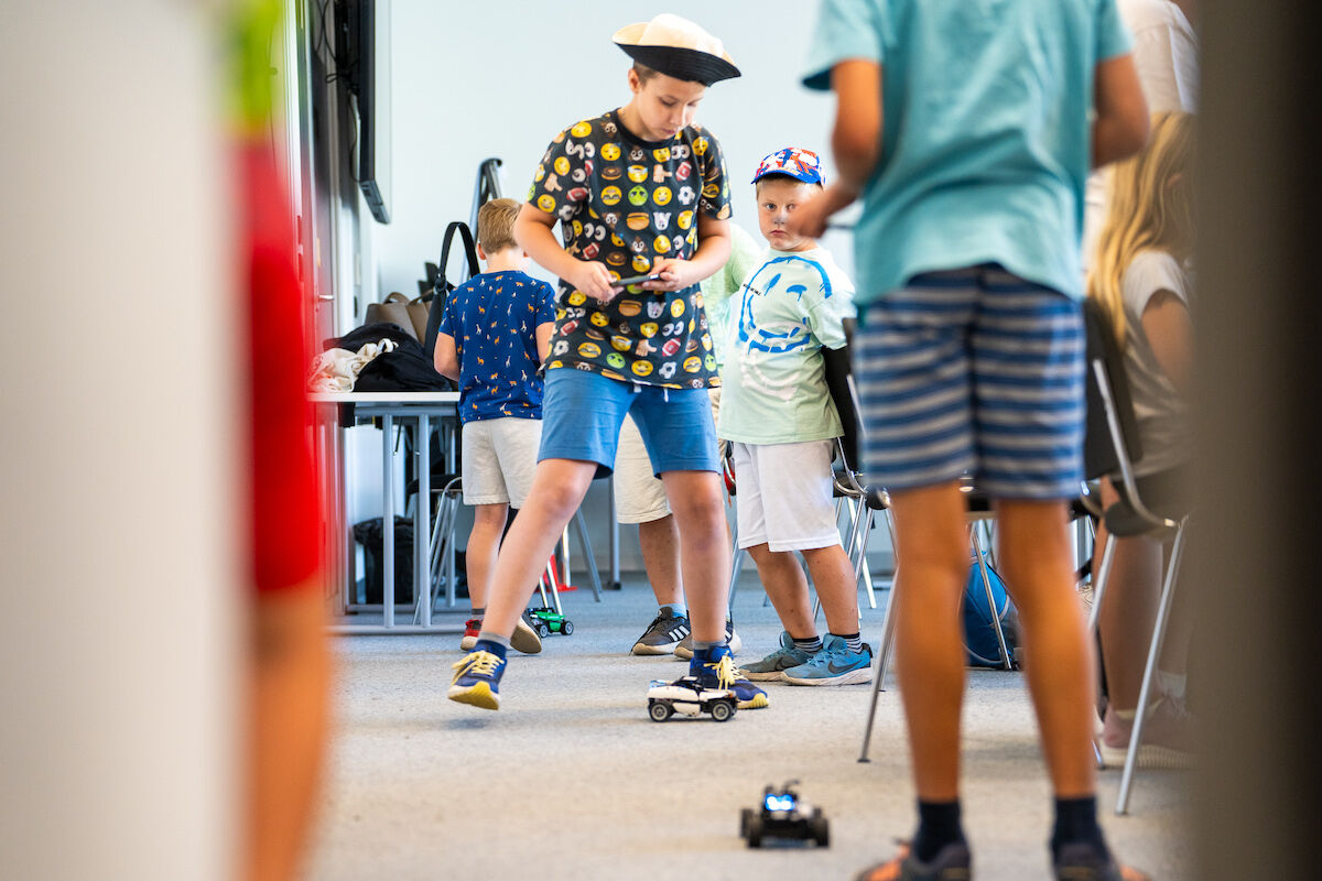 Otrokom je bilo zanimivo upravljati avtomobilčke, ki so jih prej sami sestavili na podlagi načrta.