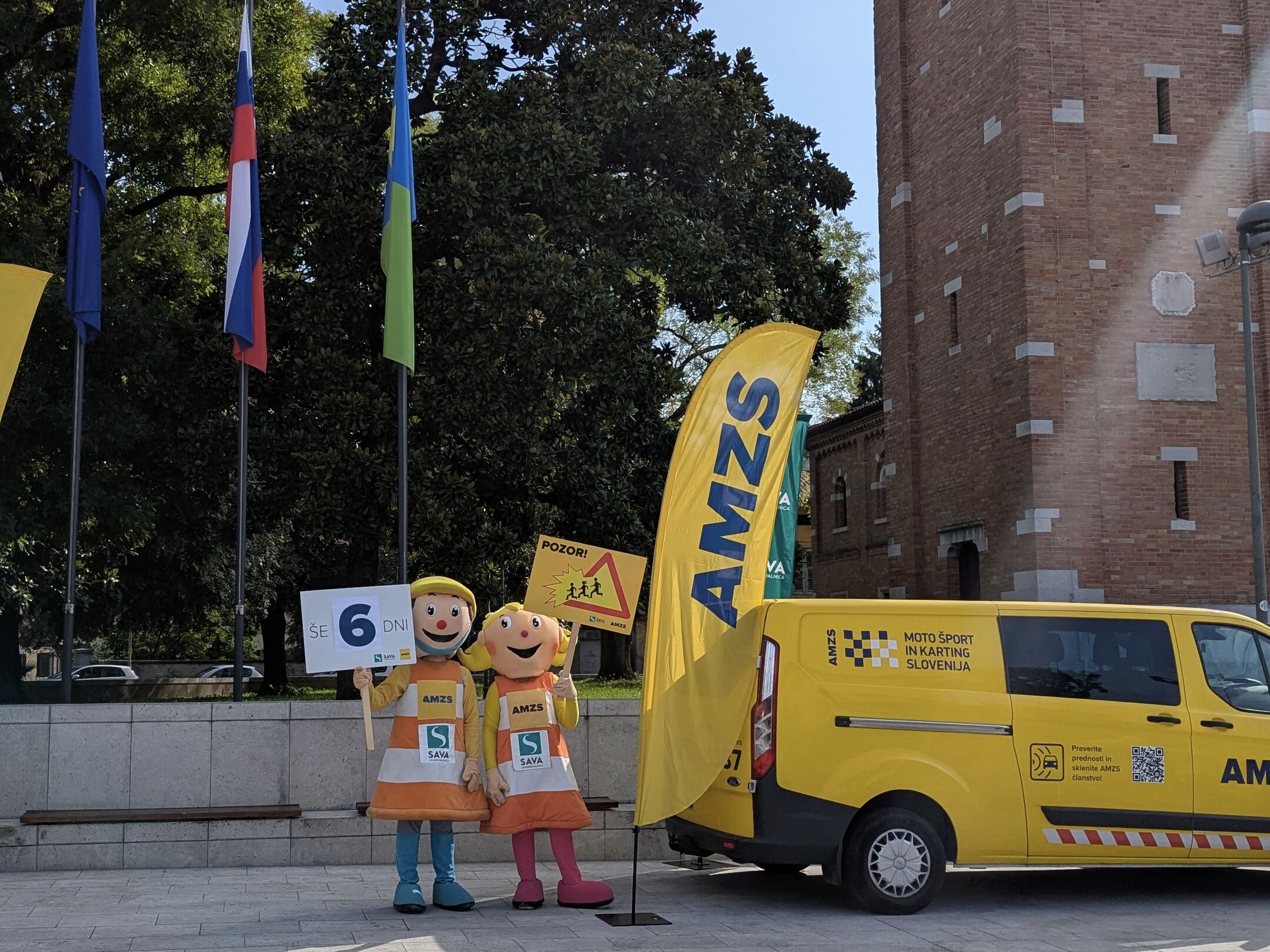 Ujemite naši maskoti Anjo in Marka po Sloveniji.